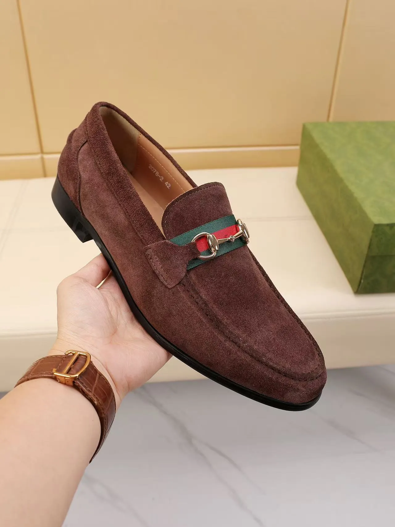 Men's men's shoes 💰440 🆘【GUCCI】Gucci ·🐂里· Hot-selling beanie shoes, top brand luxury, top quality, latest fashion beanie shoes.. The upper is made of original high mercerized smooth cow suede. (Full top-layer water-dyed 🐂 leather and lining). The original stylish and stylish soft rubber wear-resistant and non-slip outsole is light and comfortable on the foot, available in 3 colors! Matching code: 39-45 (38.46. Customized)